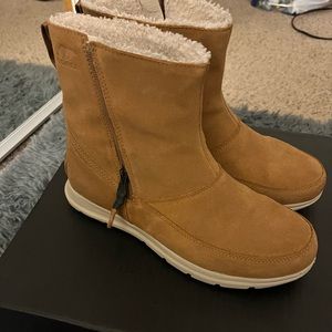 Only worn twice, in like new condition. Very comfortable & warm.